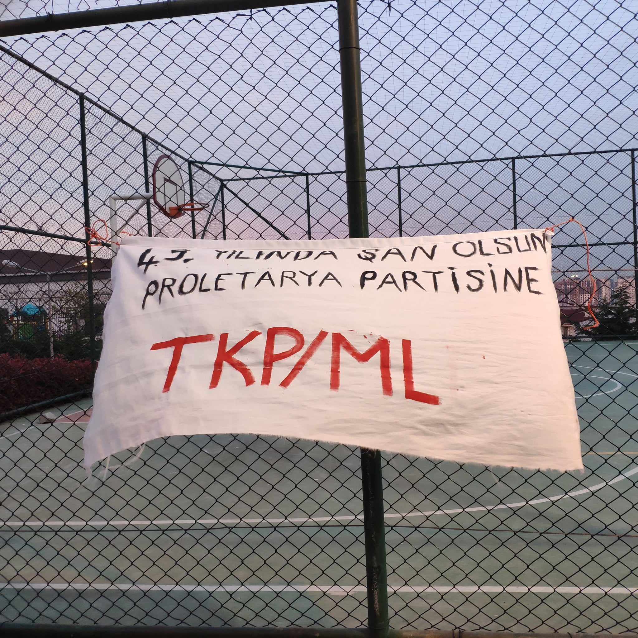 TKP/ML Militanları İKK Dağıtımı ve Pankart Asma Çalışmaları Gerçekleştirdi TKP/ML Militanları İKK Dağıtımı ve Pankart Asma Çalışmaları Gerçekleştirdi