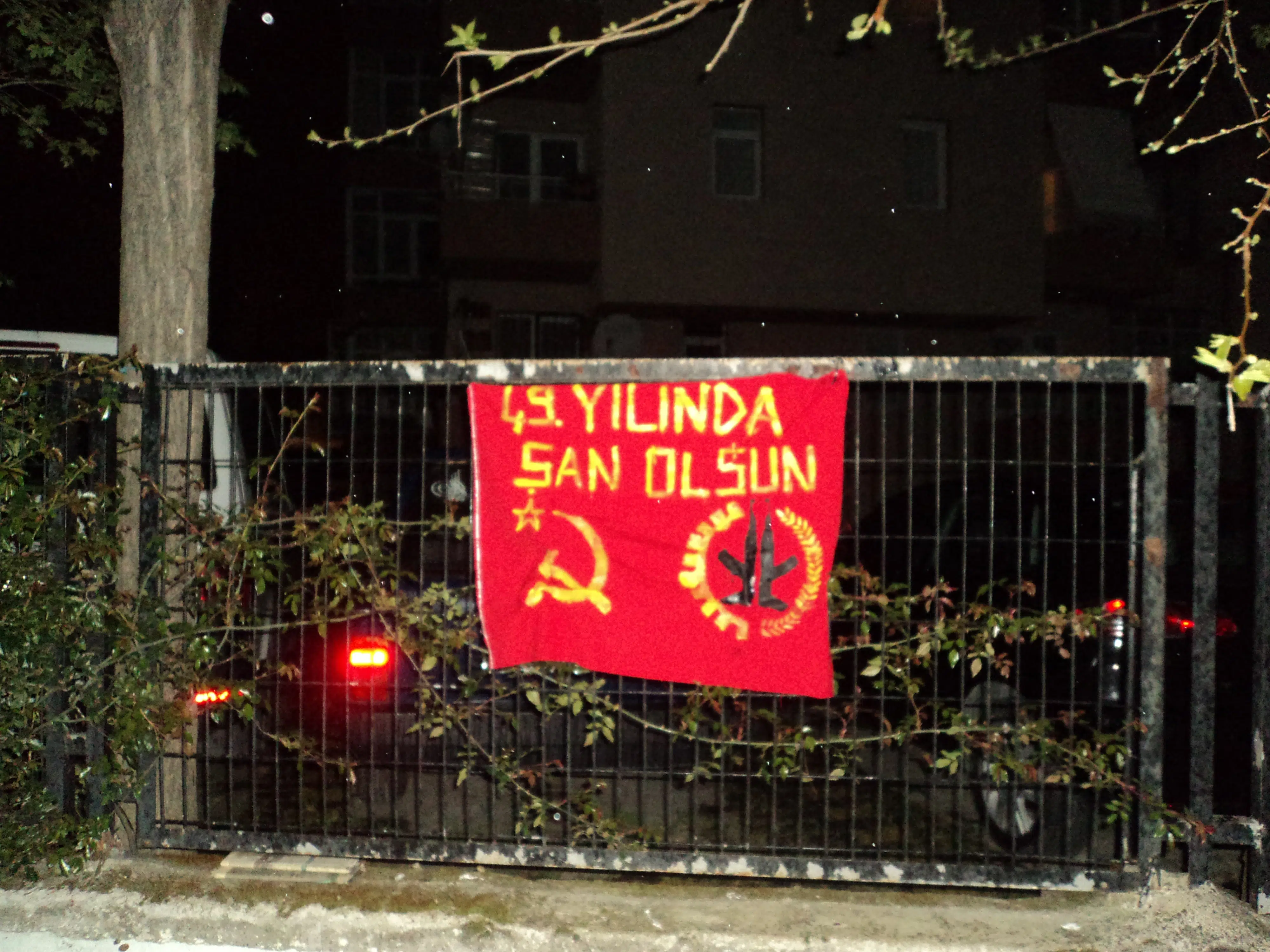 TKP/ML Militanları 1 Mayıs Mahallesi’nde Pankart Astı TKP/ML Militanları 1 Mayıs Mahallesi’nde Pankart Astı