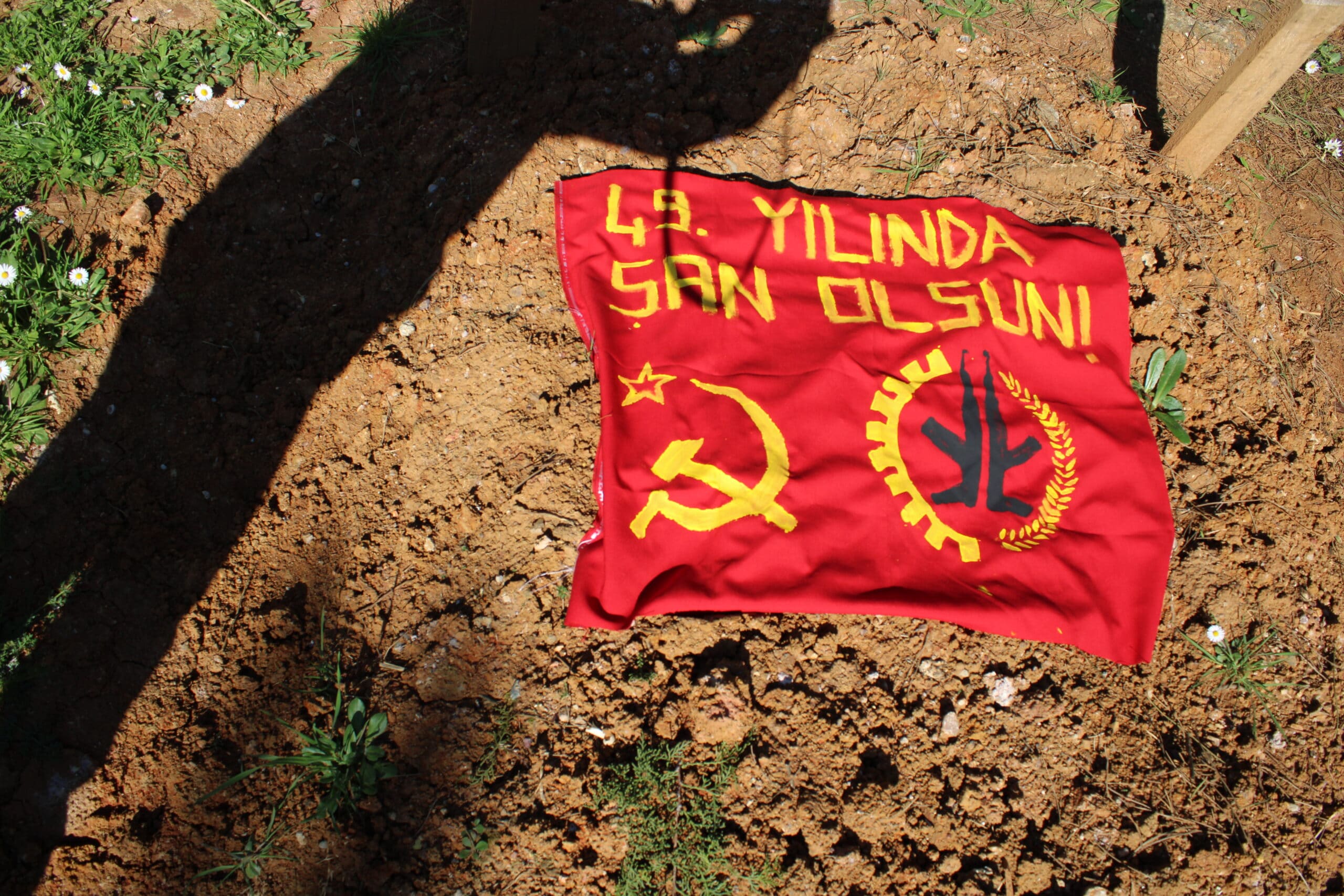 TKP/ML Militanları Nubar, Özgür ve Muharrem Yoldaşları Mezarları Başında Andı! TKP/ML Militanları Nubar, Özgür ve Muharrem Yoldaşları Mezarları Başında Andı!
