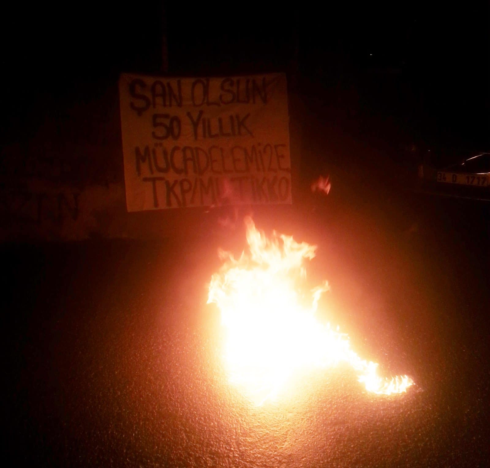 TKP/ML Militanları Molotoflarla Yol Kesti TKP/ML Militanları Molotoflarla Yol Kesti